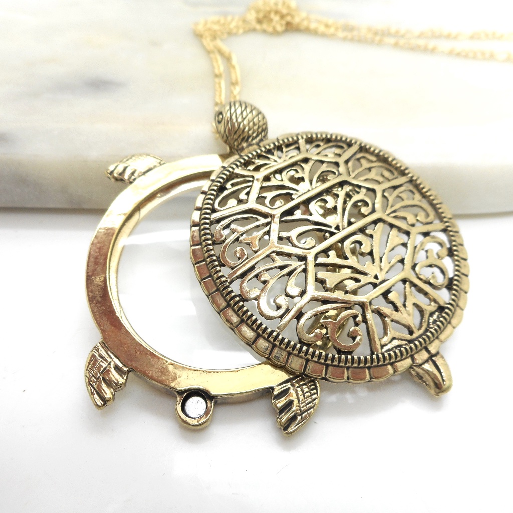 Magnifying Glass Slide Open Necklace Turtle 35$